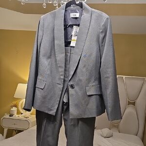 Le Suit Gray Blazer and Pants Suit Modern Cut Premium Fabric